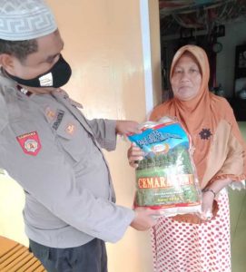 Bhabinkamtibmas Pulau Barrang Lompo Salurkan Sembako ke Warga