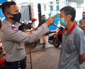 Bhabinkamtibmas dan Lurah Melayu Baru Cek Kesehatan Warga