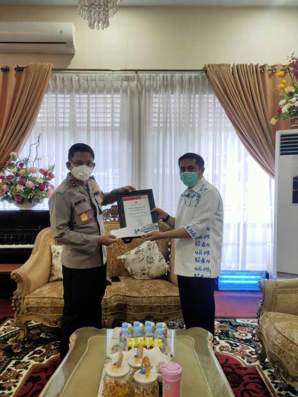 Ketua PMI Serahkan Piagam Penghargaan ke Kapolda Sulsel