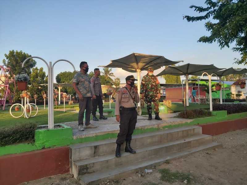 Penerapan  New Normal  Polsek Polongbangkeng Utara sosialisasi di Alun Taman Palleko 