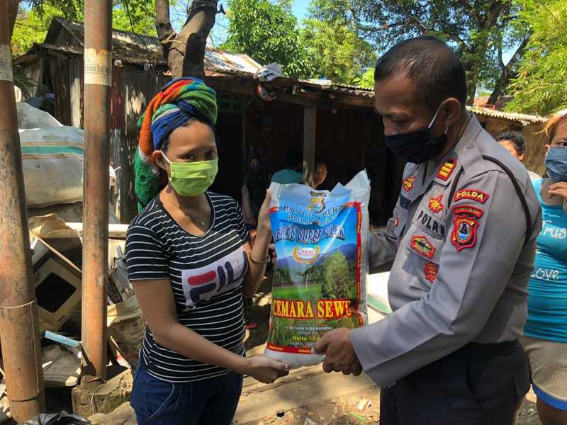 Direktorat Samapta Polda Sulsel Bagikan Bantuan Beras Dari Kapolri