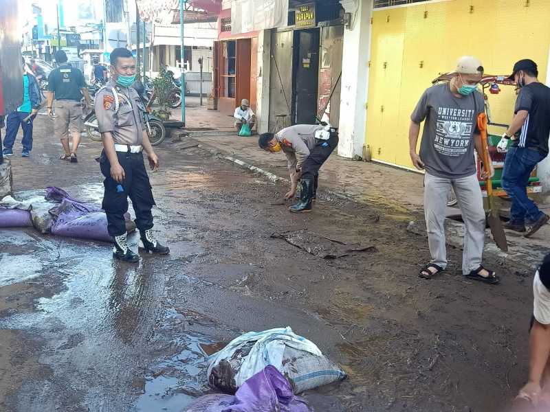 Personil Gabungan TNI Polri Bahu Membahu Bersihkan Tumpukan Lumpur 