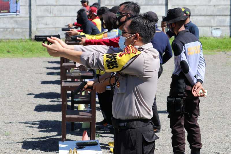 Tingkatkan Kemampuan Anggota, Polres Pelabuhan Makassar Gelar Latihan Menembak
