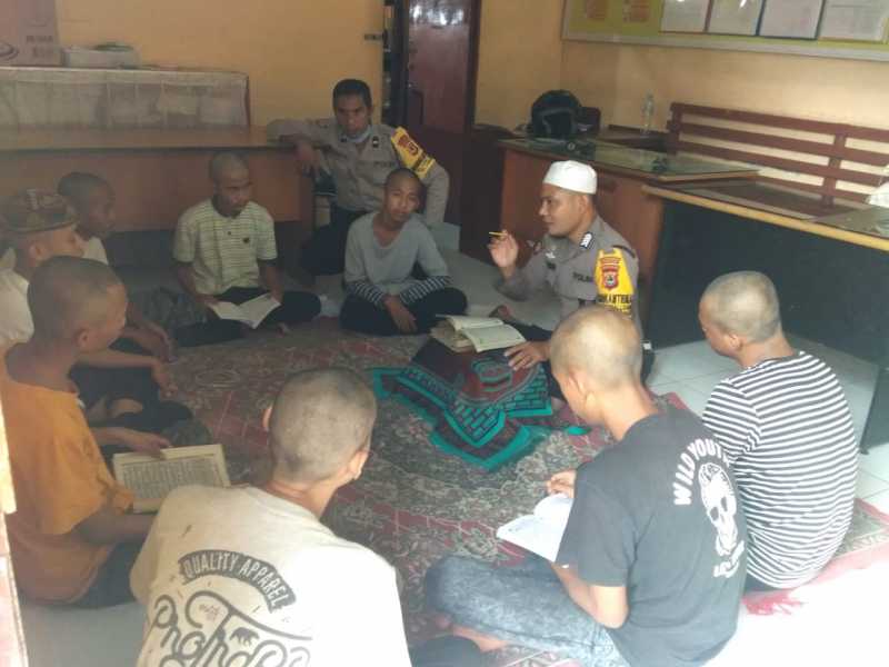 Polsek Ujung Tanah "Sanksi" Remaja Pelaku Tawuran dengan Cara Mengaji