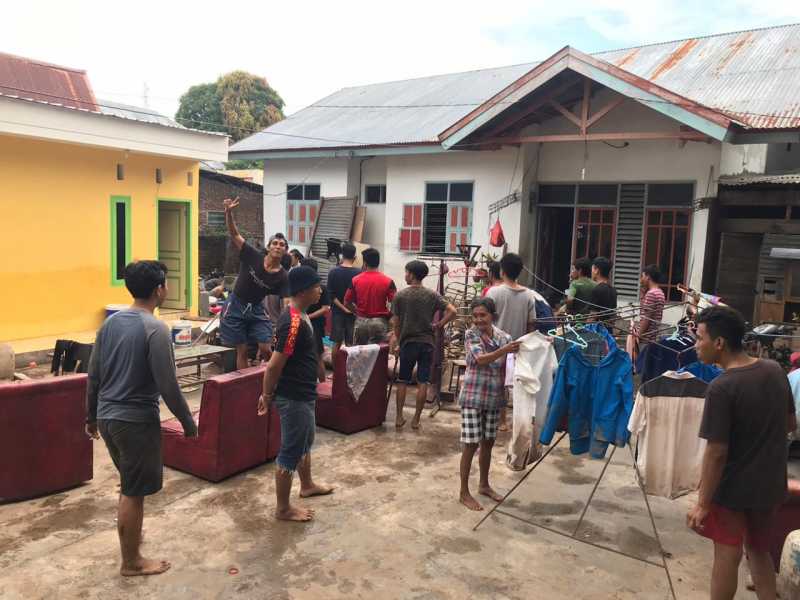 Inilah Komunitas Ubur-ubur, Relawan Pembersih Lumpur Banjir Bantaeng 