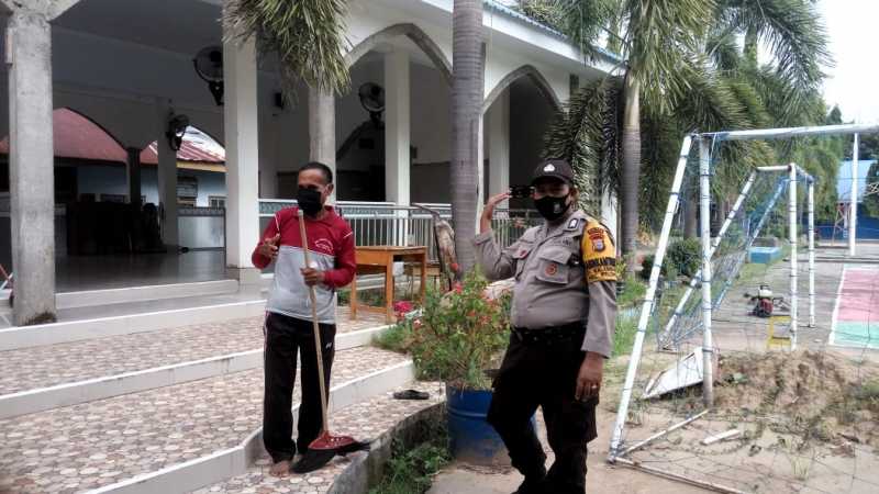 Bhabinkamtibmas Kelurahan Kalabbirang  Bercengkrama dengan  Penjaga Sekolah