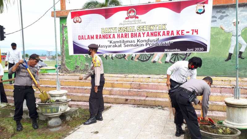 Songsong Hari Bhayangkara ke-74, Polres Lutra Bersihkan Perindah Monumen Masamba Affair