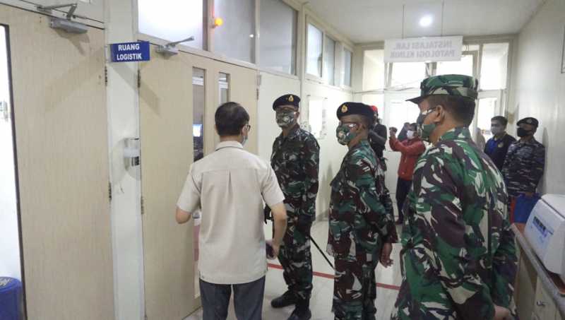 Peduli Covid-19, Danlantamal VI Kunjungi Lab PCR Swab test Dan Infection Centre Covid-19 RSUP Dr. Wahidin Sudirohusodo