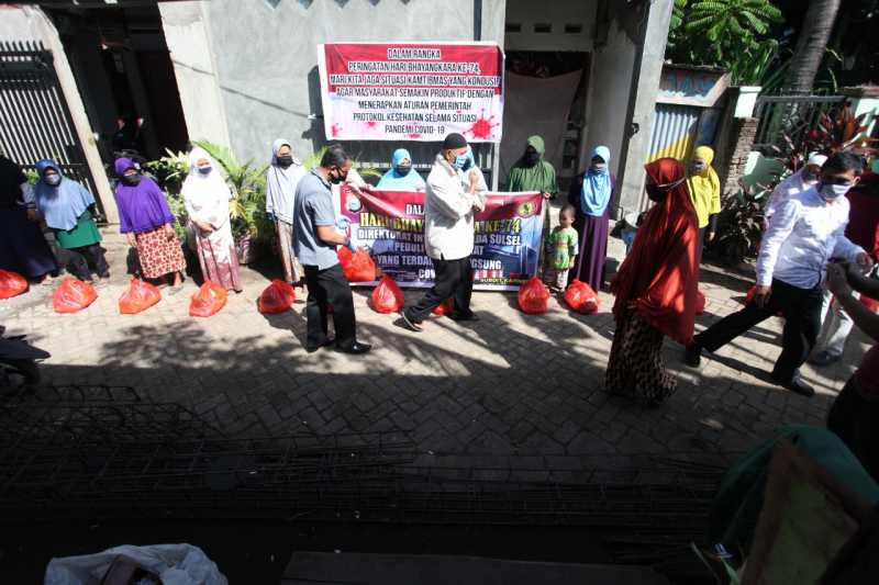 Polda Sulsel Berbagi Jelang Peringatan Hari Bhayangkara ke-74