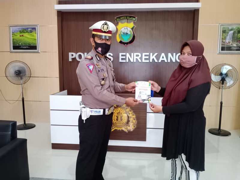 Dipilih Jadi Duta Pelopor Keselamatan berlalu-lintas, Mba Kurir Enrekang Dapat SIM Gratis Dari Kapolres