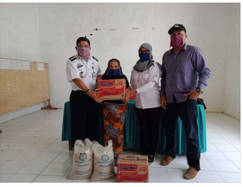 Dinsos Selayar Salurkan Bantuan Darurat Dampak Covid Jaring Pengaman Sosial Kepada 100 KK