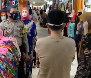 10.7 foto butung bhabin Tangkal Covid-19, Bhabinkamtibmas Butung Imbau Warga Patuhi Protokol Kesehatan