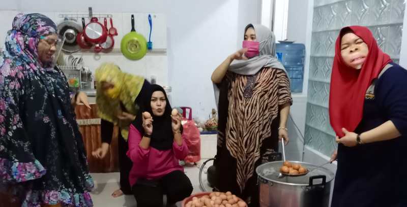 Komunitas Perempuan Biasa Peduli Covid-19 Edukasi Sambil Bagi Telur Rebus