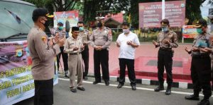 Personel Polres Bantaeng Sisihkan Rejeki, Bantu Korban Banjir Masamba