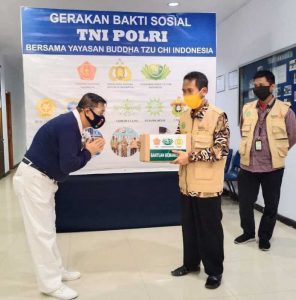 16.7 foto gandeng Gandeng TNI-Polri, LazisMu Sulsel Bagi Paket Sembako bersama Yayasan Buddha Tzu-Chi