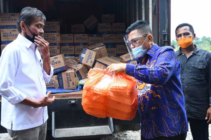 Turut Berduka, Judas Amir Serahkan Bantuan Banjir Lutra