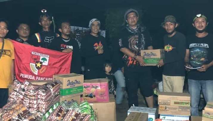 Terjun ke Lokasi, Ketua MPC PP Luwu Serahkan Bantuan di Masamba