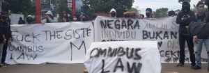 Tolak RUU Omnibus Law, IPPM Bakar Keranda Mayat di DPRD