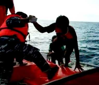 Personel Pos TNI AL Selayar dan Basarnas Turut Selamatkan Awak KLM. Nurul Jaya