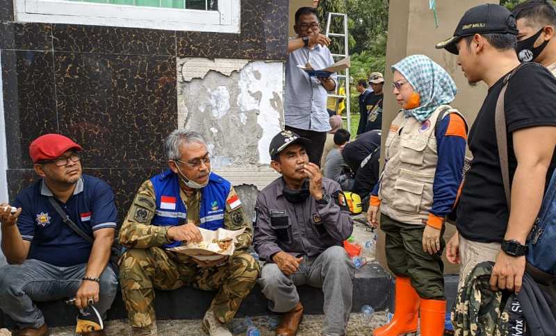 Bupati Lutim Bareng Makan dengan Relawan di Posko Bencana Bupati Lutim Bareng Makan dengan Relawan di Posko Bencana
