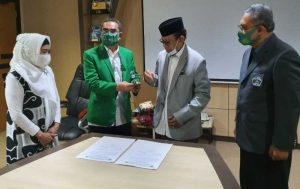 Mokhtar Noer Jaya Hibahkan Satu Unit Marcedes Benz ke Rektor UMI