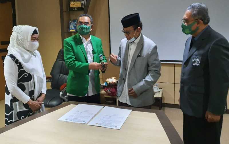 Mokhtar Noer Jaya Hibahkan Satu Unit Marcedes Benz ke Rektor UMI