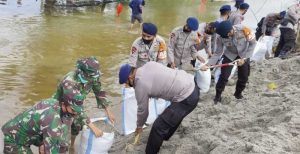 2.7 foto lutra brimob Cegah Banjir, Ini yang Dilakukan Brimob Baebunta