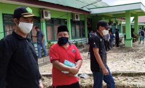 Kakanwil Kemenag Sulsel Serahkan Donasi ke Korban Banjir Bandang Masamba