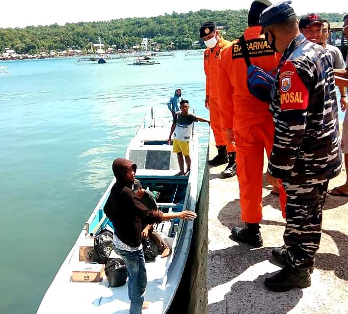 Posmat TNI AL Selayar  Selamatkan Dan Evakuasi 7 Pemancing  Yang Hanyut Di Laut