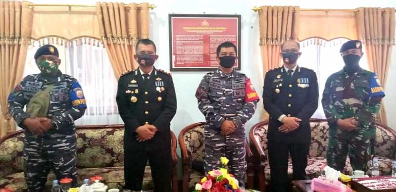 Danposal Barru Serma Lis Yosep Beri Kue Ultah Di Hut Ke-74 Bhayangkara  Kepada Kapolres Barru