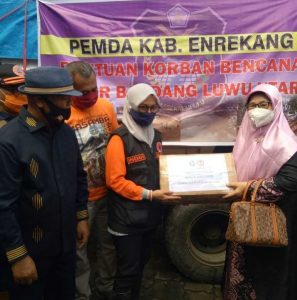 21.7 foto enrek pkk Ketua TP PKK Enrekang Serahkan Bantuan ke Korban Bencana Lutra