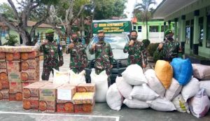 21.7 foto taka kodim Peduli Korban Banjir Masamba, Kodim Takalar Serahkan Bantuan