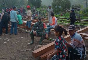 23.7 foto enrek manunggal Babinsa Serma Yudin Djoni Bersama Rakyat Bantu Warga Dirikan Rumah