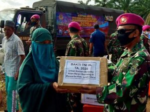23.7 foto lanta tenda Lantamal VI Salurkan Bantuan di Tenda Pengungsian Korban Banjir Masamba