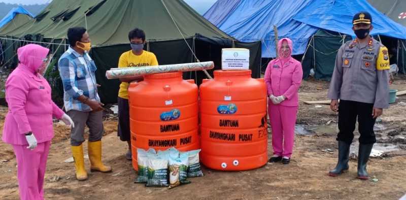 Brimob dan PT FMC Buatkan Pengungsi Sumur Bor, Bantu Korban Masamba