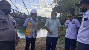 Tinjau Jembatan Pacongkang, Anggota DPR RI Minta Masyarakat Bersabar