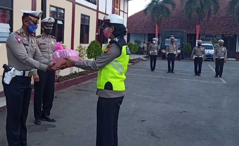Bhayangkari Cabang Gowa Beri Suplemen Personel Satlantas