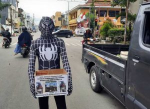 'Spiderman" Pinrang Beraksi Minta Sumbangan di Jalan