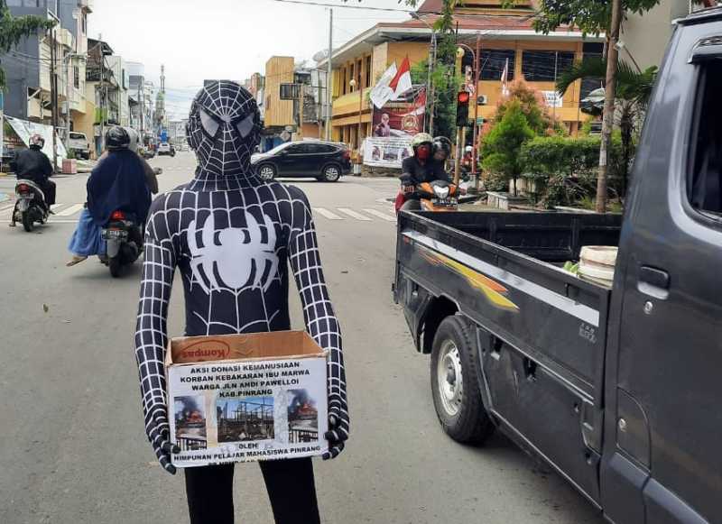 'Spiderman" Pinrang Beraksi Minta Sumbangan di Jalan