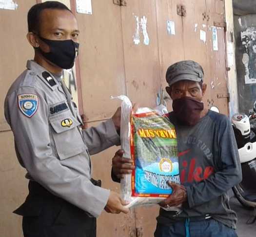 Peduli Covid-19, Bhabinkamtibmas Totaka Salurkan Bantuan