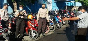 8.7 foto polsek UT Polsek Ujung Tanah Disiplinkan Warga TPI Paotere Protokol Kesehatan