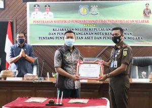9.7 FOTO SELA bupati Bupati Serahkan Sertifikat Penghargaan ke Kejari Kepulauan Selayar