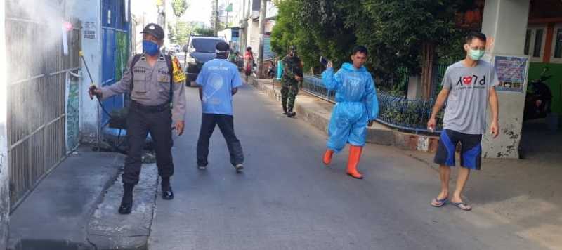 Bhabinkamtibmas Pattunuang Gencar Semprot Disenfektan Pemukiman Warga