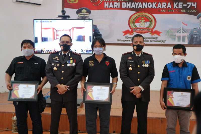 Di Hari Bhayangkara Ke-74, Kapolres Pinrang Berikan Piagam Penghargaan Ke Awak Media