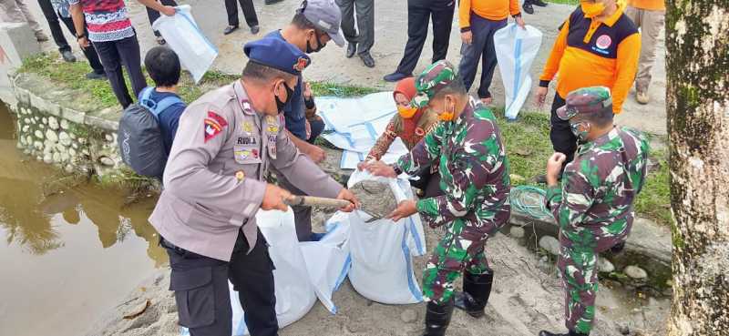 Sungai di Kota Masamba Banjir, Satuan Brimob, TNI-Polri dan Karang Taruna Gotong Royong Pasang Tanggul Karung