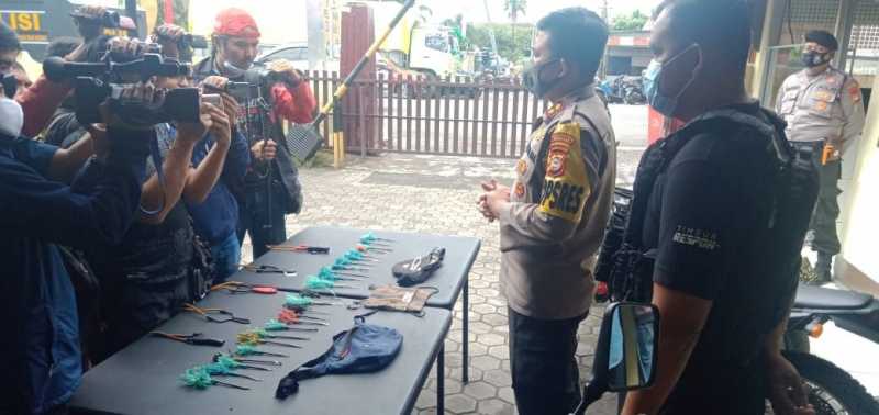 Polres Pelabuhan Makassar Amankan Puluhan Busur dan Ketapel 