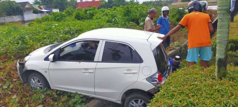 Pengemudi Salah Injak Pedal Rem, Mobil Brio Di Pinrang Terjun Ke Saluran Irigasi