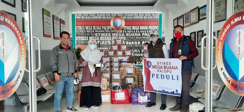 Peduli Kemanusiaan, Stikes Mega Buana Palopo Beri Bantuan ke Korban Banjir Bandang di Luwu Utara