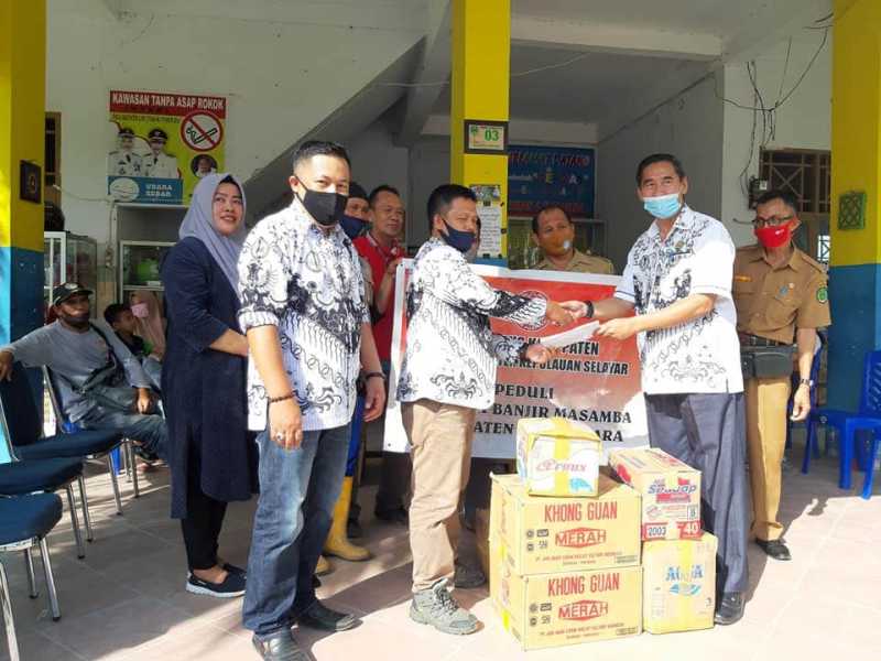 Ketua PGRI Kepulauan Selayar Salurkan Bantuan ke Korban Banjir Masamba Luwu Utara