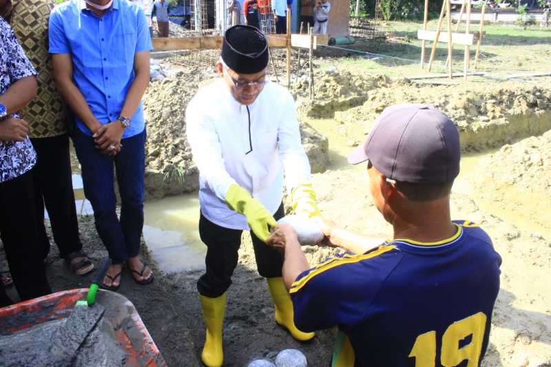 Bupati Husler Letakkan Batu Pertama Pembangunan Masjid di Dua Kecamatan